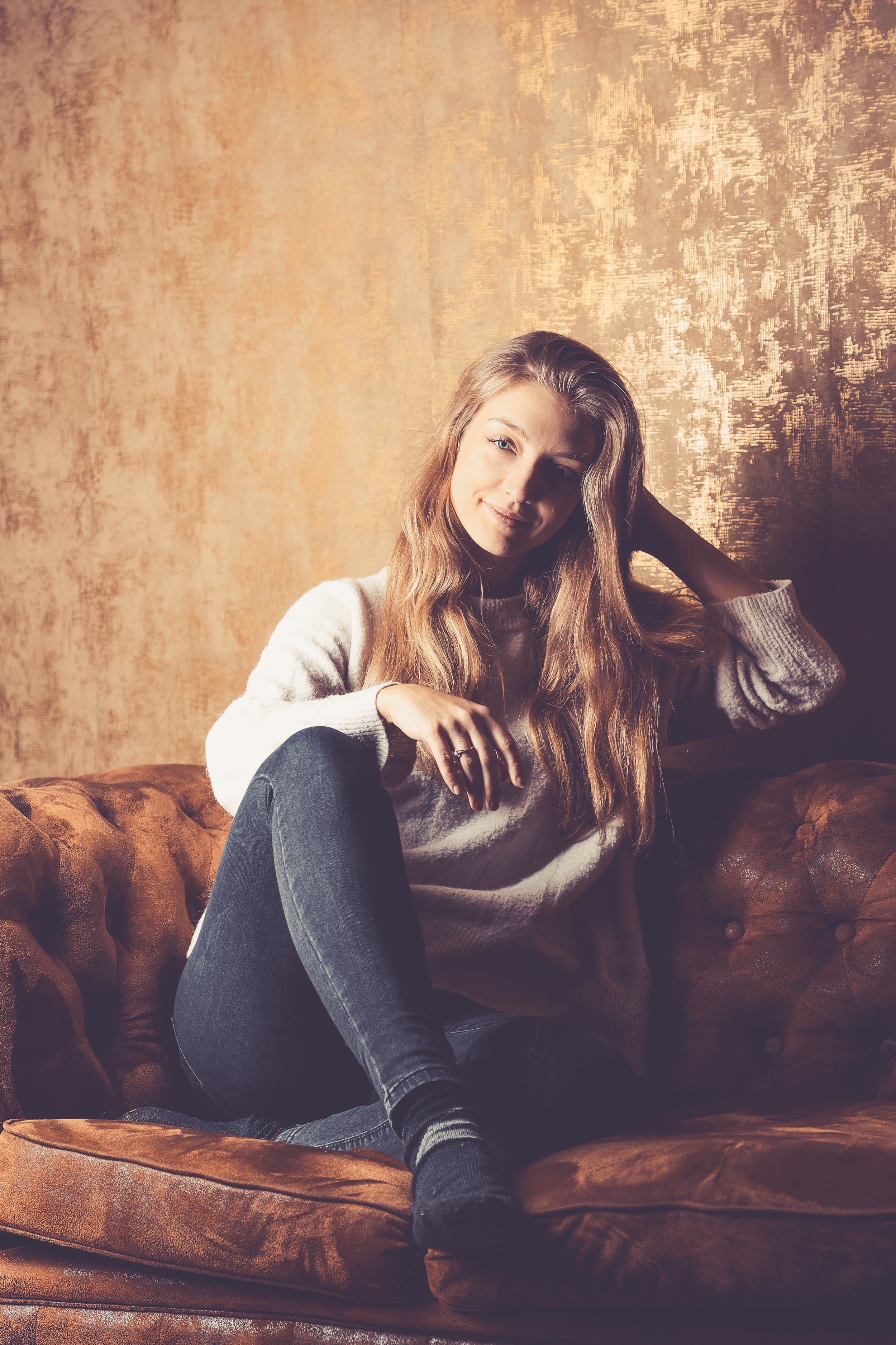 Mandy Rauschner auf einem Ledersofa
