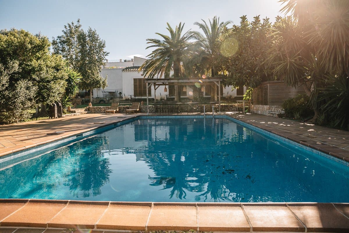 Pool der Retreat-Unterkunft zwischen Palmen